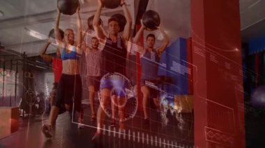 Beş sporcu kırmızı veri panellerini canlandırıyor, başlarının üzerinden ilaç toplarını kaldırıyor ve fitness için hamle yapıyorlar. Dinamik, güç, takım çalışması, dijital, canlı, güç, performans