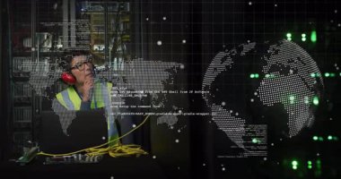 Ağ teknisyeni laptop 'da veri uyarısı alıyor ve animasyon ağ haritası ile sunucuları izliyor. Teknoloji, siber güvenlik, veri, altyapı, dijital, iletişim, izleme