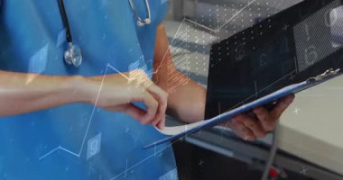 Doktor pano inceleme çizelgesiyle giriyor, steteskop takıyor, veri grafikleri yüzerken gülümsüyor. Tıbbi, sağlık, analiz, profesyonellik, teşhis, teknoloji, sağlık