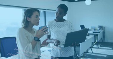 Kupayı indirip bilgisayarın ofisteki meslektaşına verilmesi kod örtüsü ve teknik işbirliği. İşbirliği, takım çalışması, teknoloji, yenilik, profesyonel, modern, iletişim