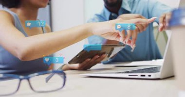 İş arkadaşları pazarlama verilerini yönlendiren ve büyümeyi takip ederken beğenileri yükselten cihazlarla etkileşim halindeler. İşbirliği, analitik, dijital, çalışma alanı, iletişim, teknoloji, takım çalışması