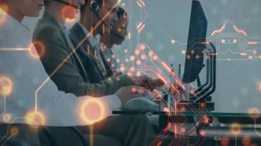 Kulaklıktaki dört destek ajanı tarafından yazılıp konuşuluyor ve devre yoğunlaştırılıyor. İşbirliği, bağlantı, teknoloji, iletişim, profesyonellik, dijital, takım çalışması