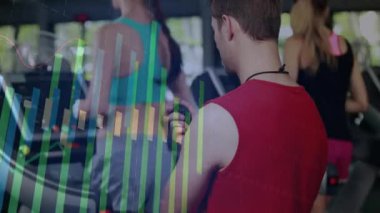 Koşu bantlarında çalışan ve kalp atış hızı verilerini engelleyen spor salonu müşterilerine rehberlik eden erkek antrenör. Spor, sağlık, eğitim, dayanıklılık, sağlık, motivasyon, ilerleme