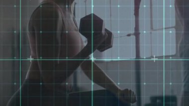 Müşteri spor salonunda dijital ızgarayı gözlemleyen spor eğitmeni olarak altıgen dambılla hamleyi başlatıyor. Güç, dayanıklılık, eğitim, spor, sağlık, biyomekanik, motivasyon.