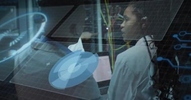 Holografik grafiği incelerken bilgisayar odasına giriliyor. Teknoloji, veri, yenilik, dijital, şemalar, ağ oluşturma, analiz