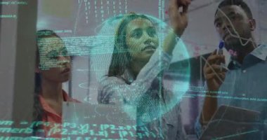 Yazılım mühendisi cam tahtaya kod akışlarıyla diyagram çizerken takım tasarıma not veriyor. İşbirliği, takım çalışması, yenilik, teknoloji, beyin fırtınası, fütürist, çeşitlilik