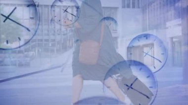 Bayan gezgin bavulu sürüklüyor, saati kontrol ediyor, saati döndürüyor, seyahat aciliyetini gösteriyor. Kentsel, transit, zamanlama, hareketlilik, çağdaş, dakiklik, profesyonellik