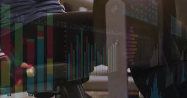 Spor salonunda tabağı iten kadın egzersizler ve spor salonu verilerini takip eden animasyon çizelgeleri üreten. Fitness, strength, data görselleştirme, performans, atletik, eğitim, dijital analiz