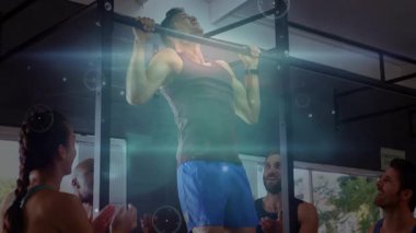 Orta yaşlı bir adam barfiks çubuğunu kavradı, spor salonunda durdu, fitness ölçümlerini grup alkışı olarak üsteledi. Güç, takım çalışması, motivasyon, dijital analitik, performans, yoldaşlık, eğitim