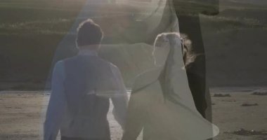 Baba ve oğul gün batımında kumsalda yürüyorlar. Birbirlerine sarılıp öpüşen bir çift haline geliyorlar. Romantizm, manzara, kutlama, siluetler, ahenk, sükunet, cennet