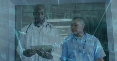 Koridordaki Doktor kaydırma tableti, hemşire dinlerken hayati organları izleyen grafikleri harekete geçiriyor. Tıbbi, sağlık, teknoloji, dijital, klinik, tanı, profesyonel