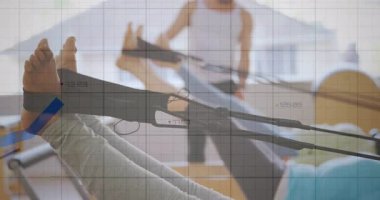 Eğitmen yayları ayarlarken müşteri ayaklarında kayışlarla grafiklerle yenilikçiye basıyor. Fitness, rehabilitasyon, güç, sağlık, hareket, antrenör, sağlık