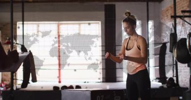 Elleri saran bayan sporcu, boks salonunda boks antrenörü olarak atlama hareketleri yapıyor. Fitness, strength, training, sporcu, spor salonu, performans, motivasyon