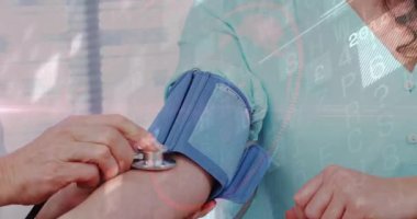 Tıbbi hizmet sağlayıcı kan basıncı kelepçesine steteskop yerleştiriyor. Sağlık, profesyonellik, tanı, klinik, sağlık, izleme, teknoloji