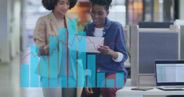 Çalışma masasında iş verilerini inceleyen kadınlar bar ve çizgi animasyonlarını başlatıyorlar. İş, takım çalışması, analitik, şirket, yenilik, işbirliği, veri