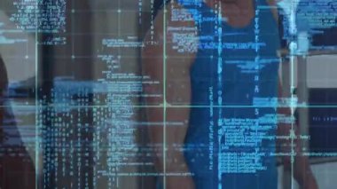 Kıvırcık saçlı ikiliyi gösteren kod üzerine fitness analizi için partnerin üzerine odaklan. Teknoloji, güç, atletizm, eğitim, egzersiz, modern, güç