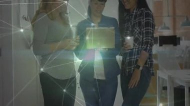 Merkez iş arkadaşı yetiştirme tableti etkinleştirici ağ örtüsü ve üç iş değerlendirmesi sunumu. İşbirliği, teknoloji, bağlantı, dijital, takım çalışması, yenilik, profesyonel