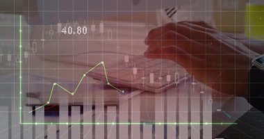 Şebeke açma grafiği ve yükselen çizgi grafiği, el ele tutuşma kalem imzalama notaları eğilimleri yakalıyor. Analizler, üretkenlik, iş dünyası, veri görselleştirme, çalışma alanı, profesyonel, odaklanma