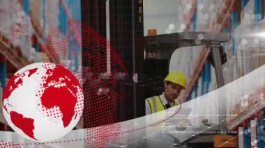 Depo işletmecisi rafları tarıyor, tableti dünya ve büyü kalıpları olarak tıkırdatıyor stokları güncelliyor. Envanter, lojistik, teknoloji, veri, tedarik zinciri, dağıtım, verimlilik