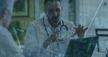 Hasta veri tablolarını takip eden profesyonel bir erkek. Sonra da muayenede ortaya çıkan oku işaret ediyor. Sağlık, veri görselleştirme, profesyonel, analiz, dijital, kıdemli, danışma