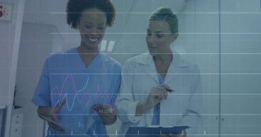 Mavi önlüklü hemşire ve hekim koridorunda, çizelgeleri karşılaştırıyor ve tıbbi grafikler hazırlıyor. Sağlık, işbirliği, veri görselleştirme, tıbbi analiz, profesyonel takım çalışması, dijital arayüz, klinik ortam