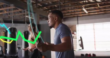 Antrenman partnerleri ipleri sırayla değiştiriyor, hareketli grafikler çiziyor ve dengeleniyor. Atletik, fitness, antrenman, kardiyo, fonksiyonel, dinamik, takım çalışması