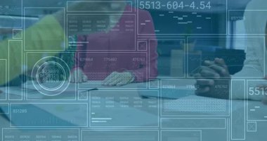 Masanın planlarını düzenleyen, sürücü takımı işaret eden ve proje planlamasını yapan bir kadın. İşbirliği, takım çalışması, beyin fırtınası, profesyonel, modern, ofis, planlama