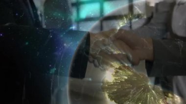 İş ortakları el sıkışıyor ve dijital dünyayı döndürüyor. Ağ hatlarını gösteriyor. İşbirliği, bağlantı, teknoloji, profesyonellik, yenilik, küresel, ortaklıklar