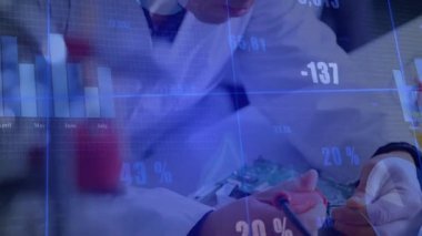 Mühendis sonda test devresi ayarlıyor, mavi veri güncelleme yüzdelerini gösteriyor, çizelgeleri yeniden düzenliyor. Teknoloji, yenilik, veri analizi, kesinlik, bilimsel, dijital, mühendislik