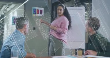 Sunucu, kumaşlara el kol hareketi yaparak, el hareketlerini not ederek ve iş tasarımı önererek içeri giriyor. İşbirliği, beyin fırtınası, profesyonel, ofis, tartışma, strateji, yenilik