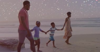 Animasyon kıvılcımları seyahat reklamını geliştirirken aile kareye giriyor ve gün batımı kıyısı boyunca yürüyor. Aile, kıyı şeridi, günbatımı, boş zaman, birliktelik, uyum, açık hava.