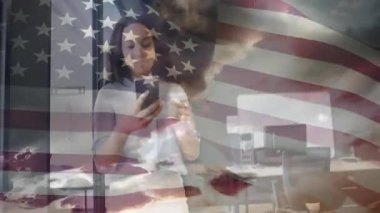 Animasyon bayrak örtüsü ve bulutlar kayboluyor, ofis kadınlarının telefonlarını incelemek için dinliyorlar. Vatanseverlik, profesyonellik, yenilik, işbirliği, teknoloji, kentsel, şık