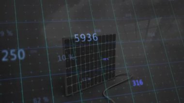 Dijital sahne açılışı veri ızgarasındaki güneş panelinin çıkış değerini güncelleyen sayısal verileri aldığını gösteriyor. Gelecekçi, teknoloji, enerji, minimalist, yenilik, izleme, siber punk