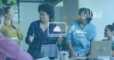 İş hayatında bulut çözeltisini açıklayan jestler kullanan lider, ölçümleri takım kafa sallaması olarak gösteren çizelgeler. İşbirliği, yenilik, takım çalışması, veri görselleştirme, dijital arayüz, iş stratejisi, modern ofis