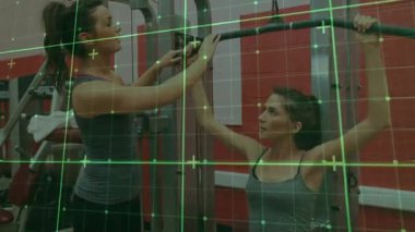 Koç jimnastik salonunda kaldırma ve çekme çubuğunu ayarlayarak müşteriye doğru forma girmesi için yol gösteriyor. Spor, güç, eğitim, sağlık, spor, egzersiz, motivasyon