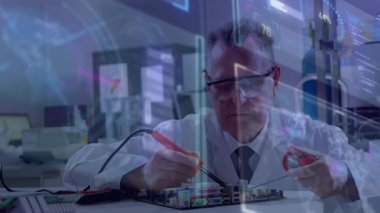 Kıdemli mühendis, teknoloji laboratuarındaki devre kartına kırmızı sondalar yerleştiriyor ve tanı koyuyor. Teknoloji, yenilik, işçilik, kesinlik, modern, profesyonel, analitik