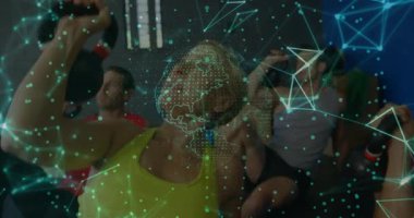 Eğitmen, spor salonunda kettlebell 'i yukarı doğru iterek ağ dönüşümünü gösteriyor. Fitness, teknoloji, yenilik, grup eğitimi, dijital, egzersiz, modern