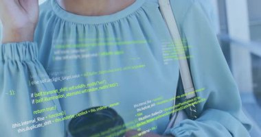 Kadın telefonu kulağına kaldırıyor iş görüşmesi koridorunu arıyor, kod yoğunlaşıyor. Teknoloji, kentsel, profesyonel, geleceksel, bağlantı, yenilik, dijital