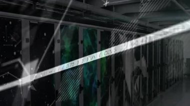 Sunucu dolaplarında ortaya çıkan veri örtüleri sürükleniyor ve grafikleri canlandırıyor ve kodları kaydırıyor. Teknoloji, dijital, fütüristik, ağ, analitik, siber güvenlik, yenilik