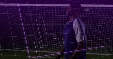 Analitik çubuklar oyuncunun etrafında yükselip düşerken futbolcu topu yakalıyor. Atletik, performans, teknoloji, veri, eğitim, hareket, gece vakti