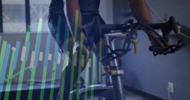 Çubuk grafikler dalgalanırken ve teknisyen maskesini takarken adam spor testi için pedal çeviriyor. Egzersiz, performans, fizyoloji, analiz, sağlık, dayanıklılık, veri