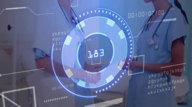 Steteskop takan ve çizelgeye işaret eden hemşire doktorların el sallamasına neden oluyor. Tıbbi ekip çalışması, işbirliği, sağlık hizmetleri, profesyonellik, klinik, hastane, iletişim