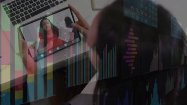 Verileri incelemek için tablet üzerinden finans görüşmeleri yapan kadın, dosyalar göründüğünde doktoru işaret eden sunucu. İş, teknoloji, işbirliği, analitik, profesyonel, modern, dijital