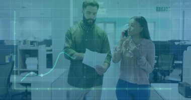 Ofis ekibi yürüyor, telefona cevap veren kadın rapor veriyor ve grafiği değiştiriyor. İşbirliği, takım çalışması, veri analizi, iletişim, kurumsal, modern, üretkenlik