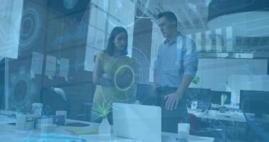 İş arkadaşları, iş veri analizi için dizüstü bilgisayarın üzerinde ortaya çıkan holografik arayüzle uğraşıyorlar. Teknoloji, yenilik, işbirliği, fütüristik, dijital, çalışma alanı, veri