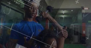 Spor salonunda kas gelişimini takip eden animasyon çizelgeleriyle triseps eklentisi yapan antrenörde. Eğitim, fitness, power, jimnastik, digital, analytics, health