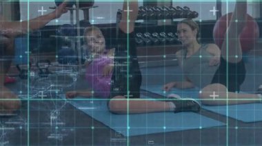 Eğitmen, diz çöken müşterilere diz çöktürerek paspaslar üzerinde bacak hareketleri yaparak spor salonundaki gücünü arttırıyor. Spor, güç, spor, eğitim, egzersiz, sağlık, dayanıklılık.