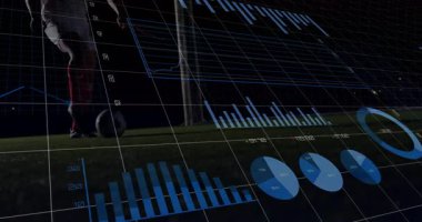 Futbolcu ağırlık değiştiriyor analitik verileri okuyor, top sallıyor bacak sallıyor, grafikleri güncelliyor. Atletik, performans, veri, görselleştirme, gece, spor, analitik