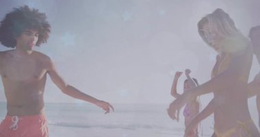 Dört arkadaş sıcak plaja geliyor ve kol sallayarak yaşam tarzı için senkronize dans etmeye başlıyorlar. Sahil, sahil, tatil, yaz, eğlence, eğlence, açık hava