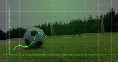 Kalecinin yer değiştirmesi şebeke kaplamasını başlatıyor. Futbolcu topa vururken yükseliyor. Takip hareketi. Eylem, hareket, analitik, spor, performans, rekabet, çeviklik